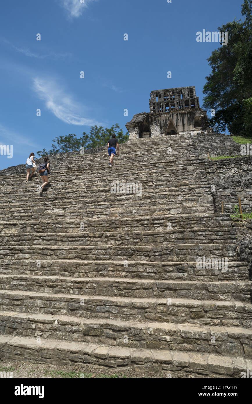 CHIAPAS, PALENQUE, Mexiko – 1. März 2016: Reisegruppe der Palenque Ausgrabungsstätte Stufen erklimmen. Stockfoto