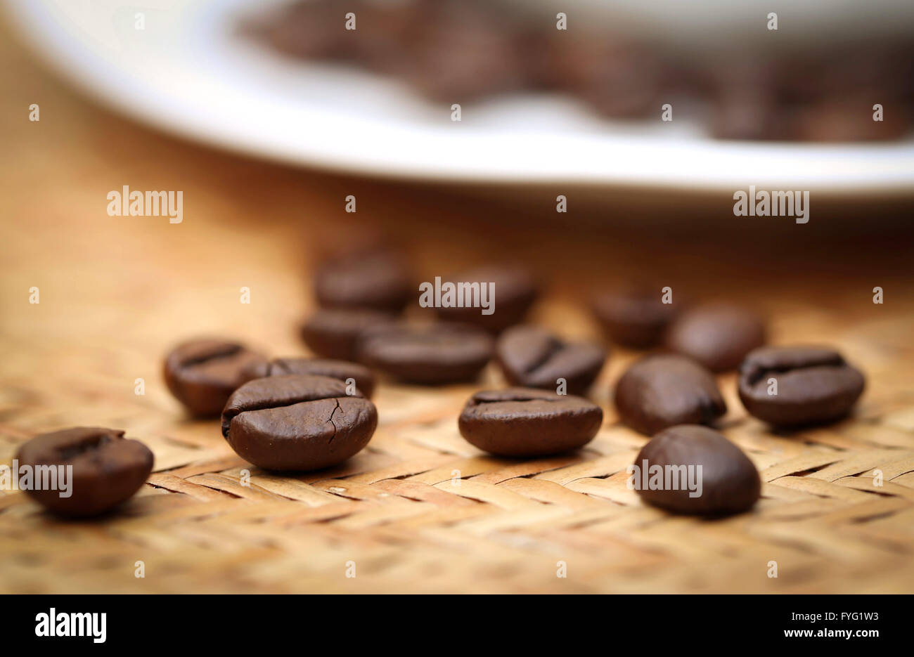 Geröstete Kaffeebohne auf strukturierte Oberfläche Stockfoto