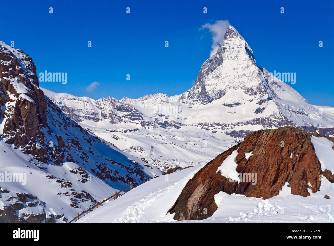 Landschaft des Matterhorn Gipfel mit roten Felsen befindet sich am Gornergrat in der Schweiz Stockfoto