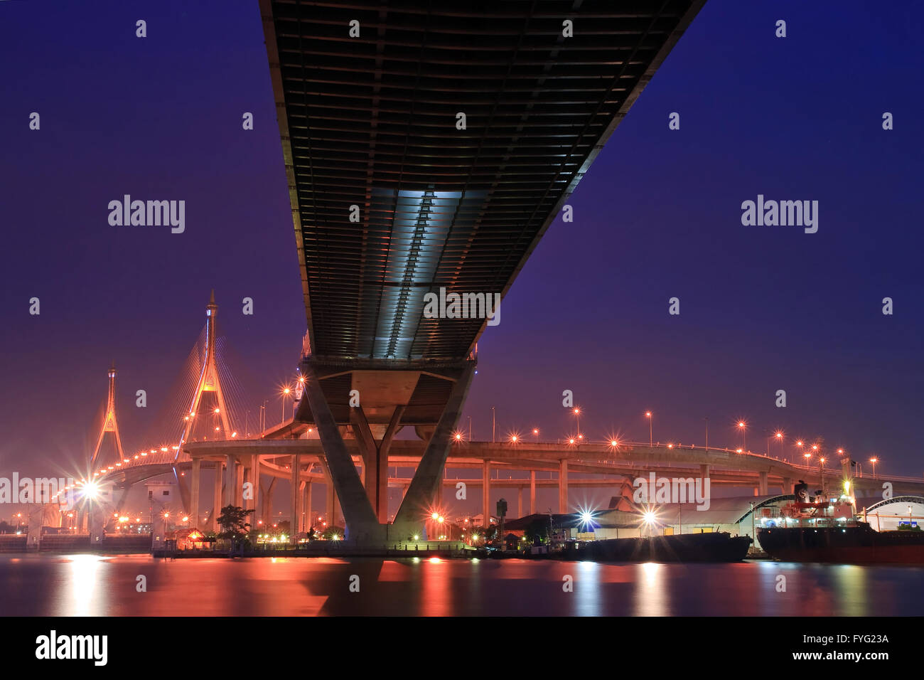 Landschaft der Industrial-Ring-Brücke oder Mega Bridge in der Dämmerung in Thailand vertikale. Die Brücke über Bangkok Hafen Stockfoto