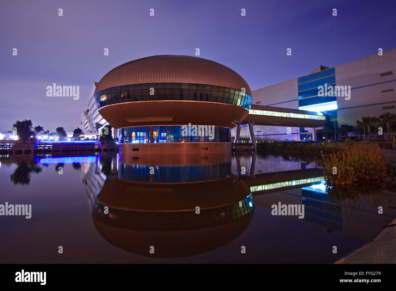 Nahaufnahme von komplexen Regierungsgebäude Kuppel leuchtet in der Abenddämmerung in Bangkok Thailand. Stockfoto