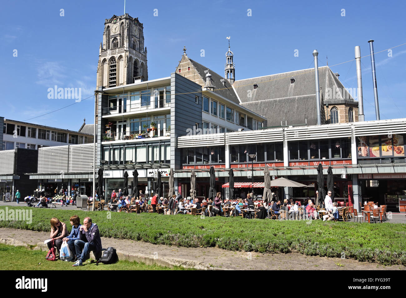 Restaurants und Cafés in der Fußgängerzone in der Hoogstraat in der Nähe von Blaak Rotterdam Niederlande gegenüber Markthalle (Markthal) Stockfoto