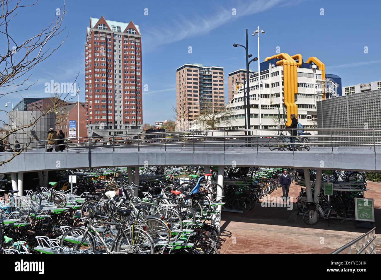 Öffentliche Fahrradverleih Fahrradraum Parkplatz Park Stadt Zentrum von Rotterdam Blaak quadratische Niederlande Central Library Wohnturm Stockfoto