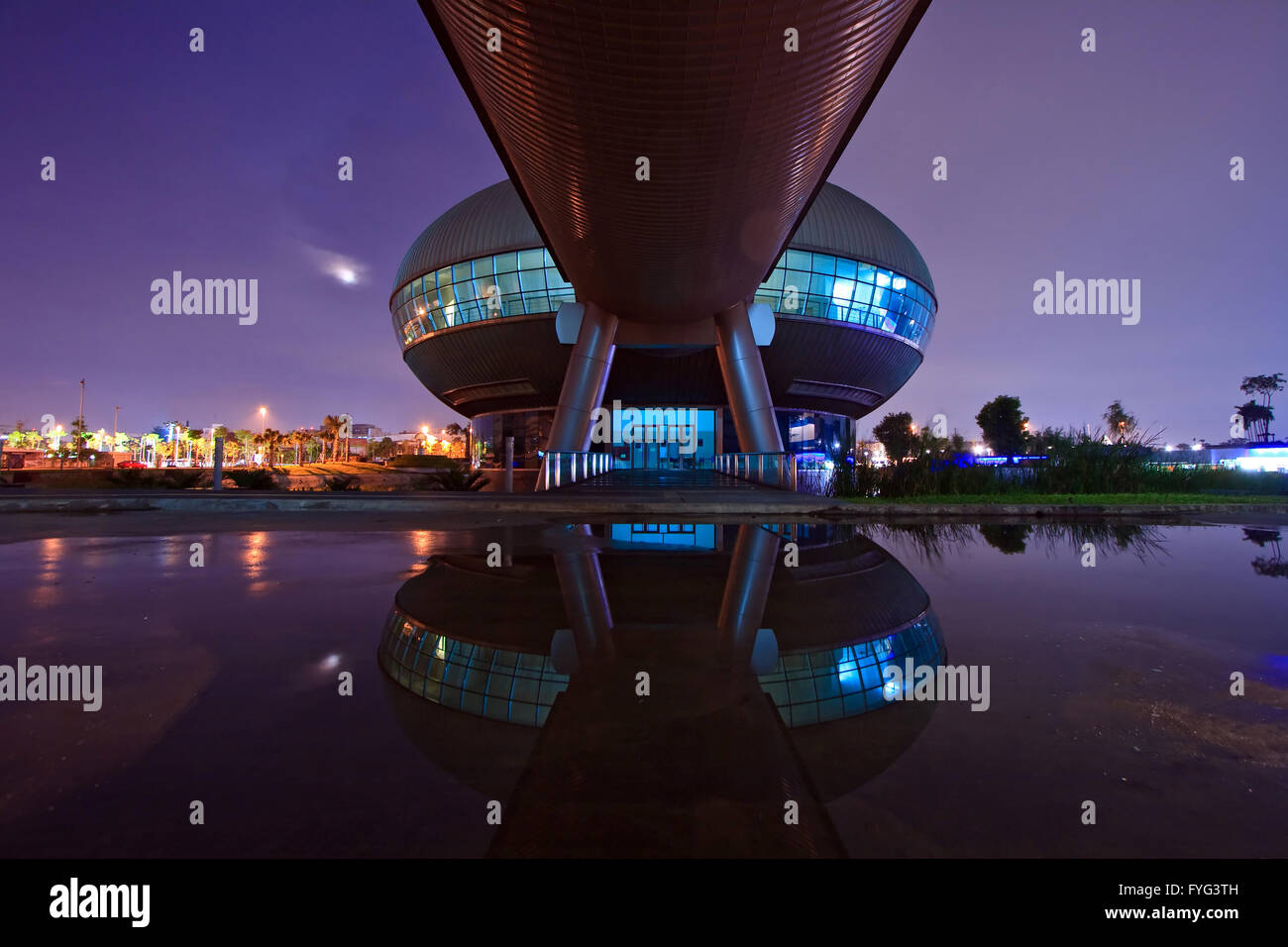 Reflexion von komplexen Regierungsgebäude erstrahlt in der Abenddämmerung in Bangkok Thailand. Stockfoto