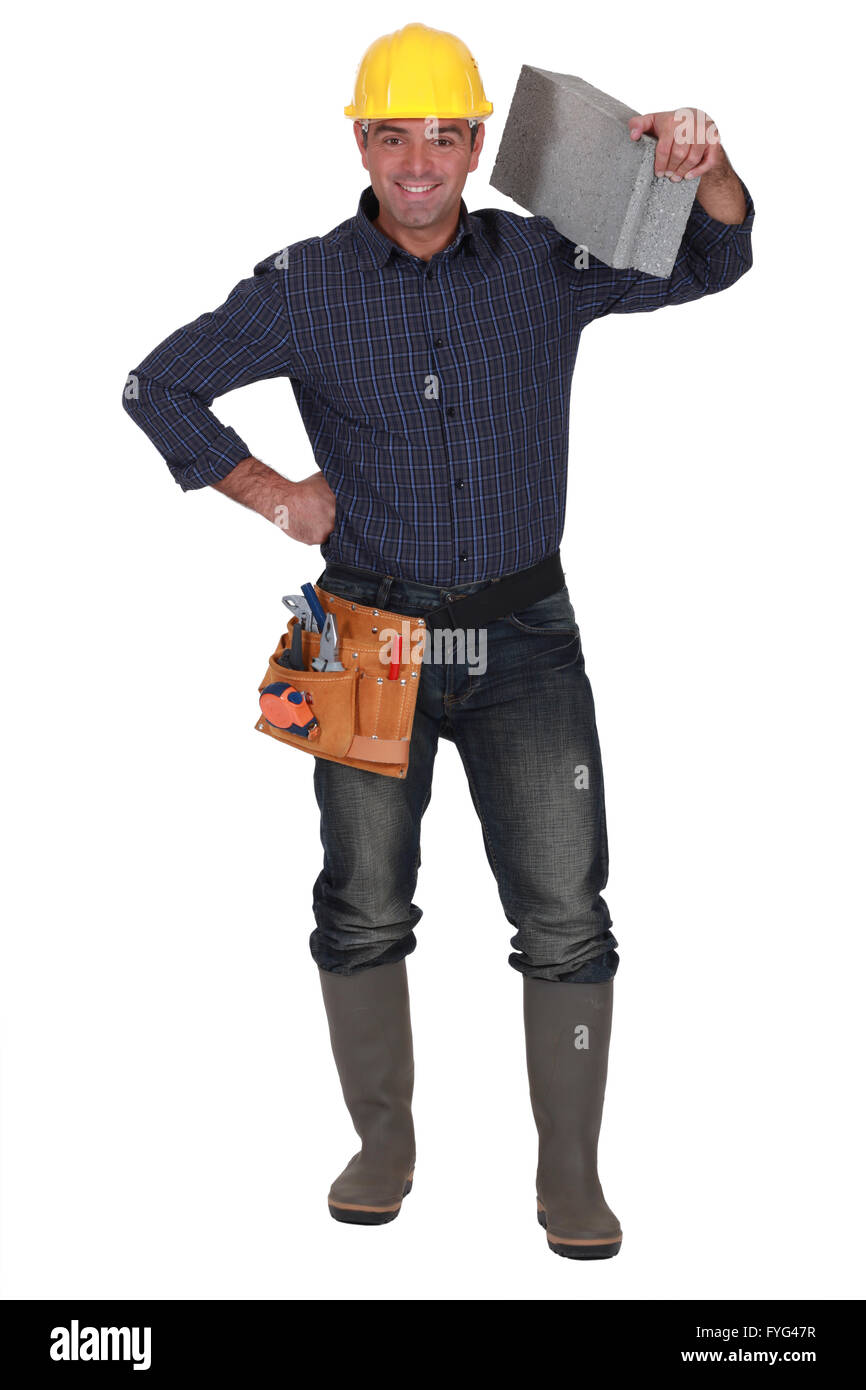 Handwerker tragen einen Steinblock auf seiner Schulter Stockfoto