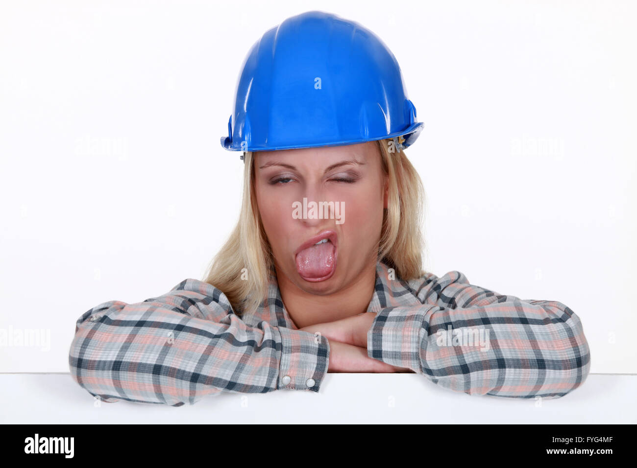 Weibliche Bauarbeiter ein dummes Gesicht ziehen Stockfoto