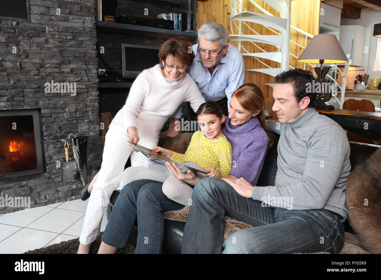Familie versammelt, zusammen mit Blick auf Fotos Stockfoto
