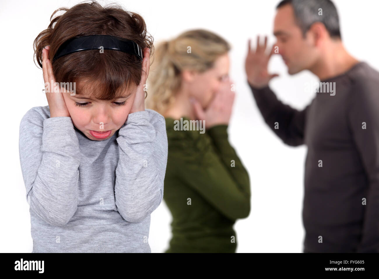 Junges Mädchen versucht zu blockieren, den Klang ihrer Eltern streiten Stockfoto