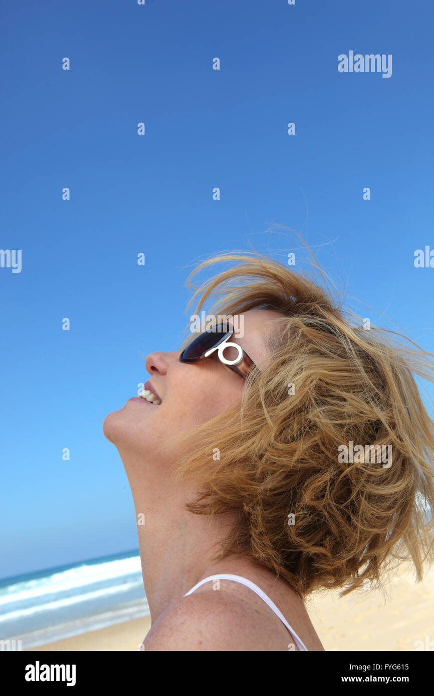Nahaufnahme der Frauenkopf mit Strand Hintergrund Stockfoto