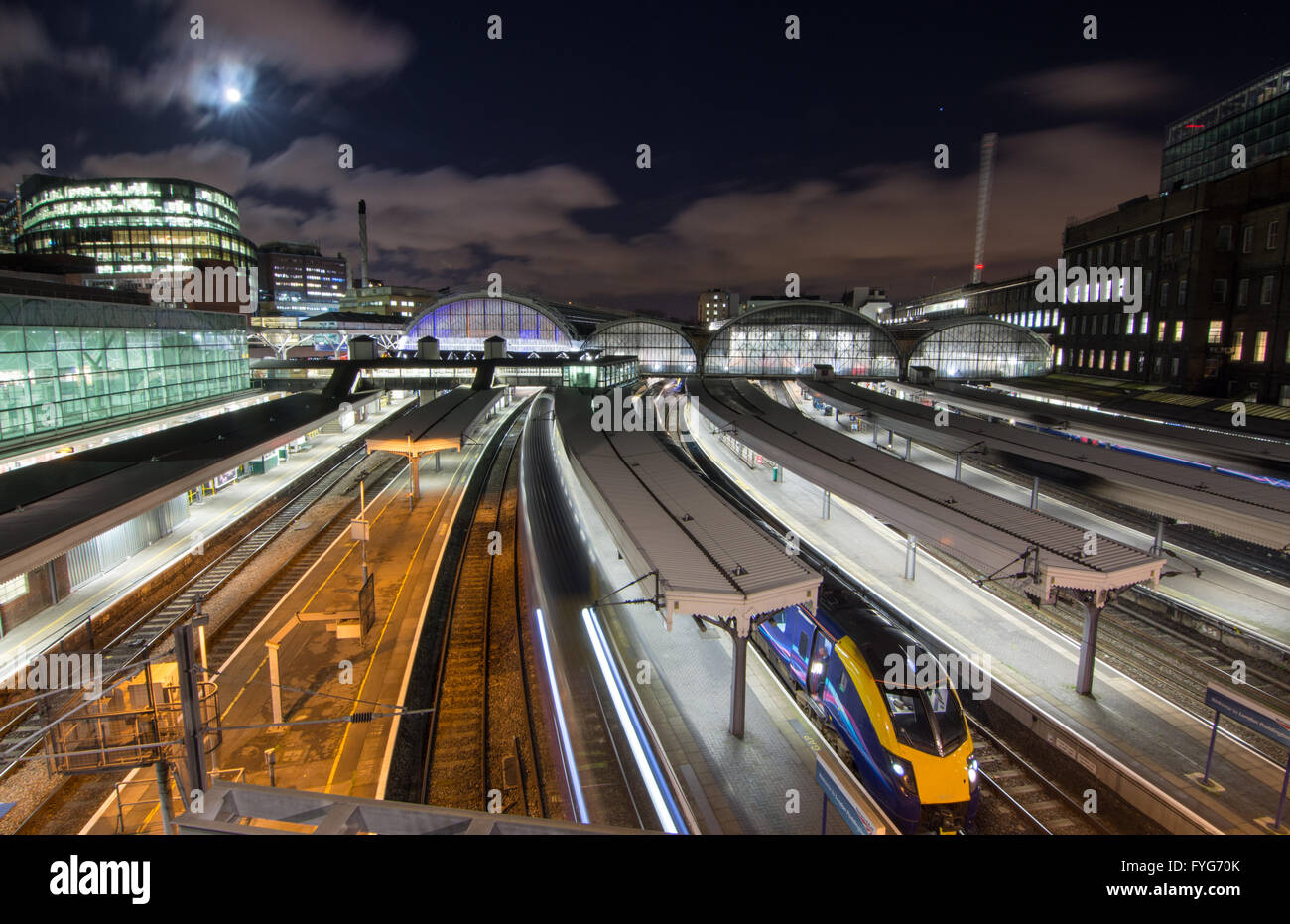 London, England - 26. Januar 2016: First Great Western Intercity-Züge auf den Plattformen von London Paddington Station in der Nacht. Stockfoto