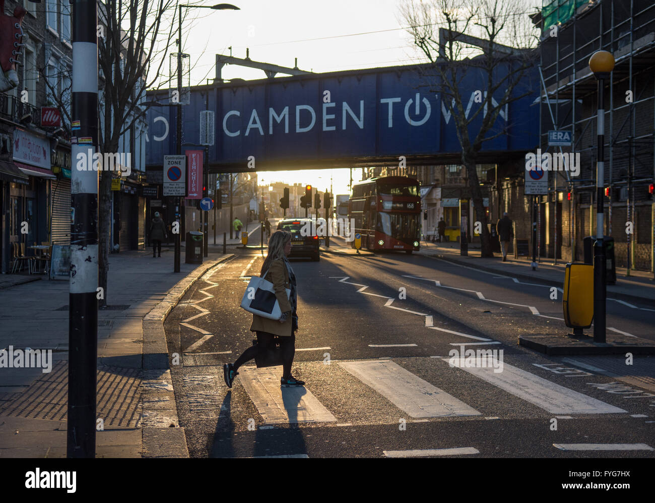London, England - 12. Januar 2016: Sonnenaufgang am Chalk Farm Road in Nord-London Camden Town. Stockfoto
