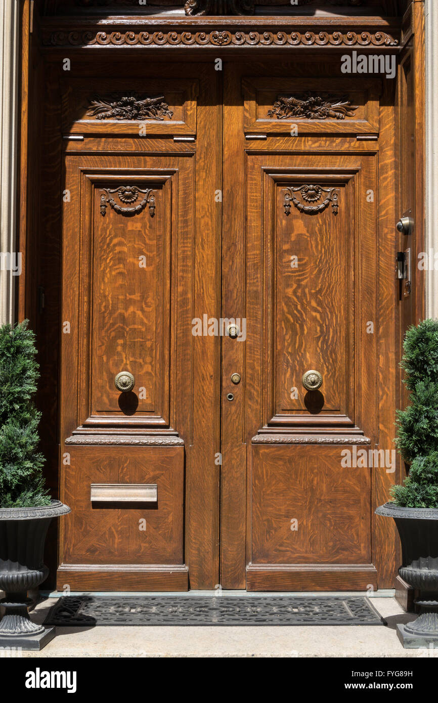 Reich verzierte Sandsteinhaus Eingang mit geschnitzten Holztür, Murray Hill, NYC Stockfoto