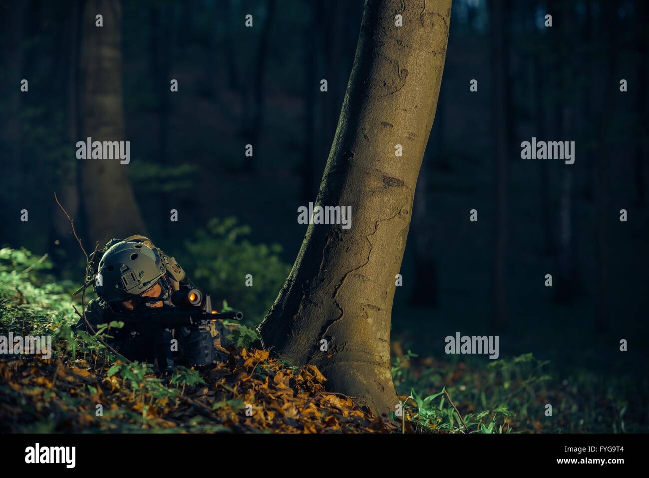 Militärische Nachtbetrieb. Soldat im dunklen Wald. Stockfoto
