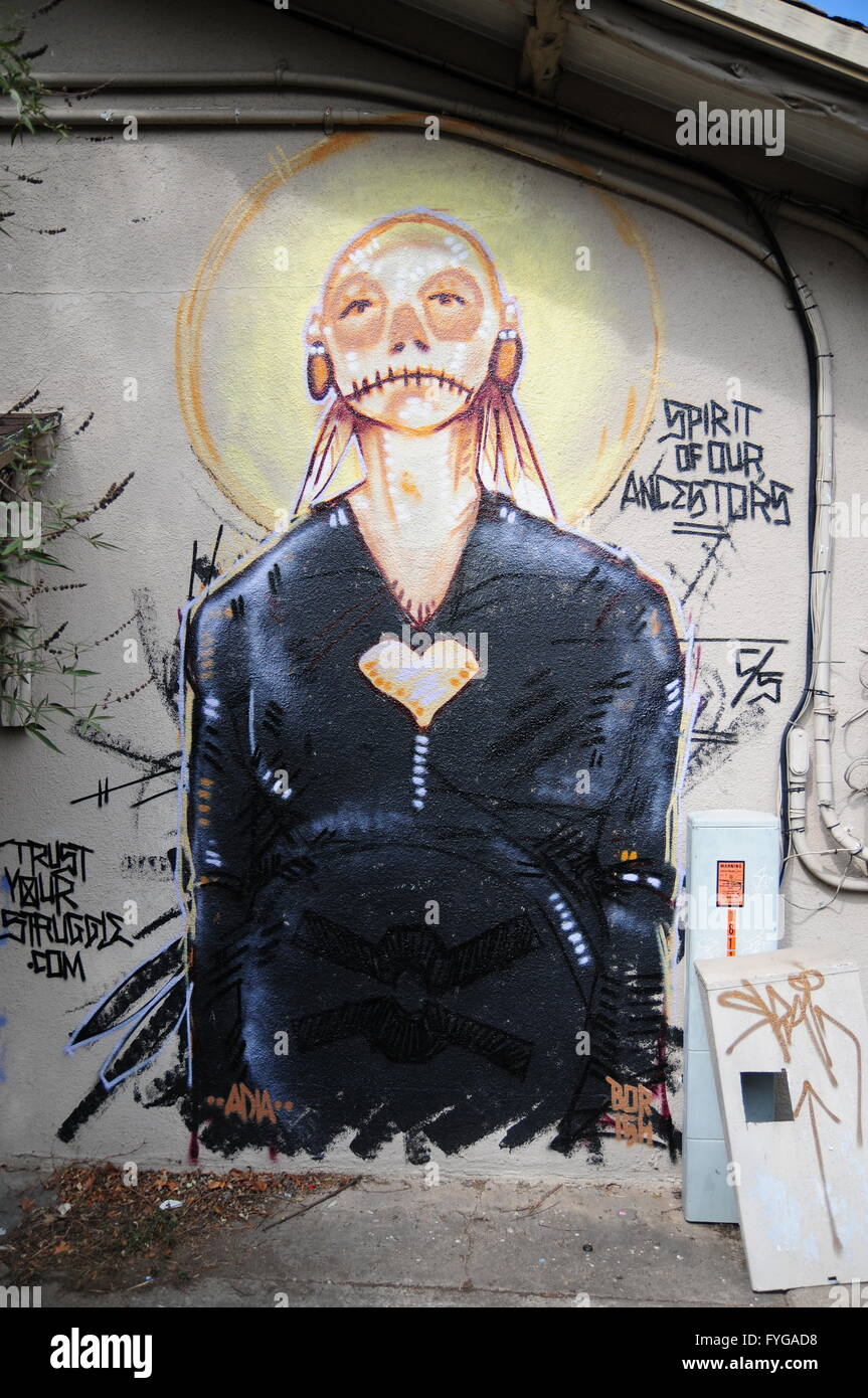 Graffiti unter einer Treppe auf den Straßen von Austin, TX Stockfoto