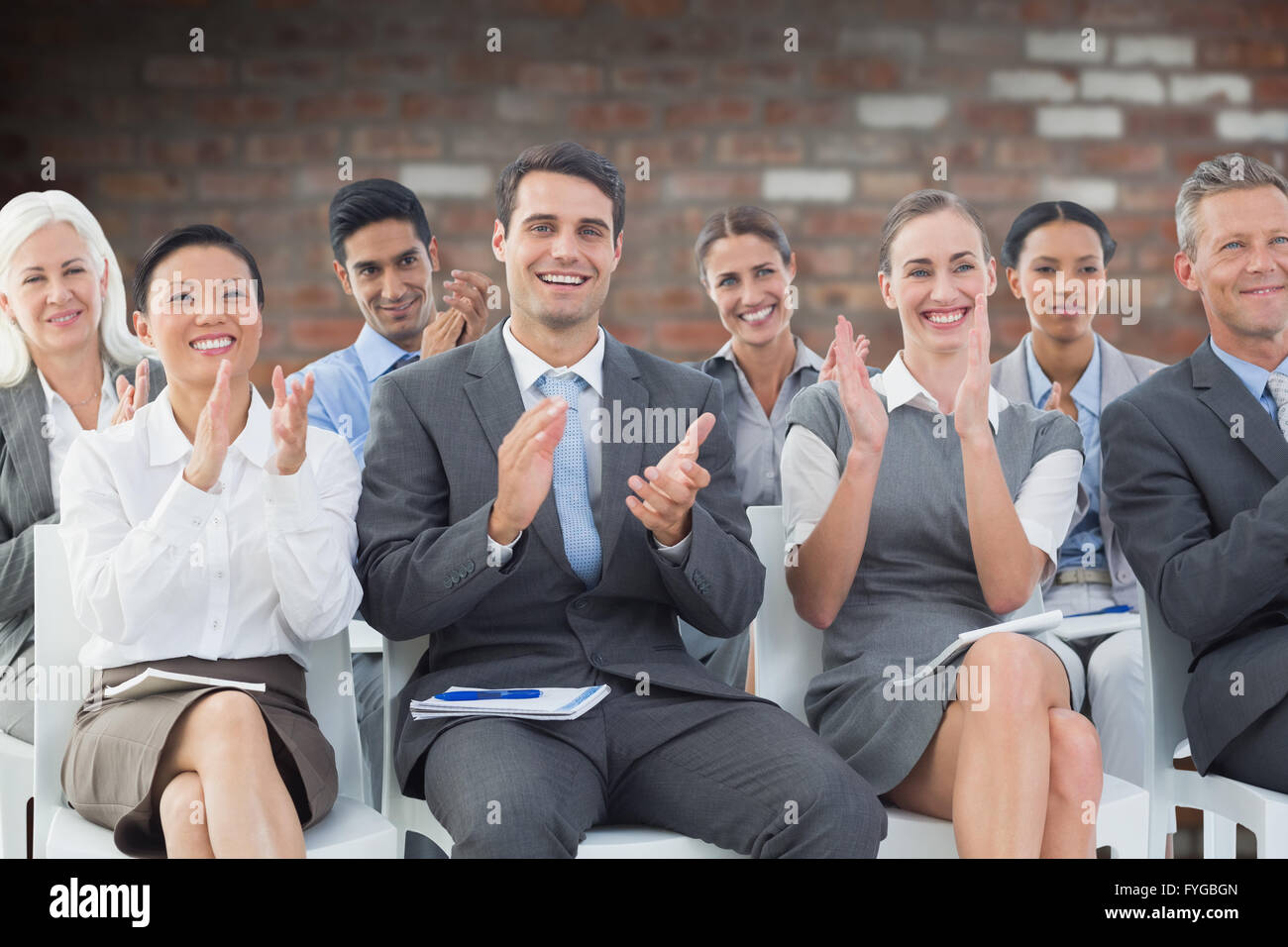 Das zusammengesetzte Bild im Geschäft Leute applaudieren während der Konferenz Stockfoto