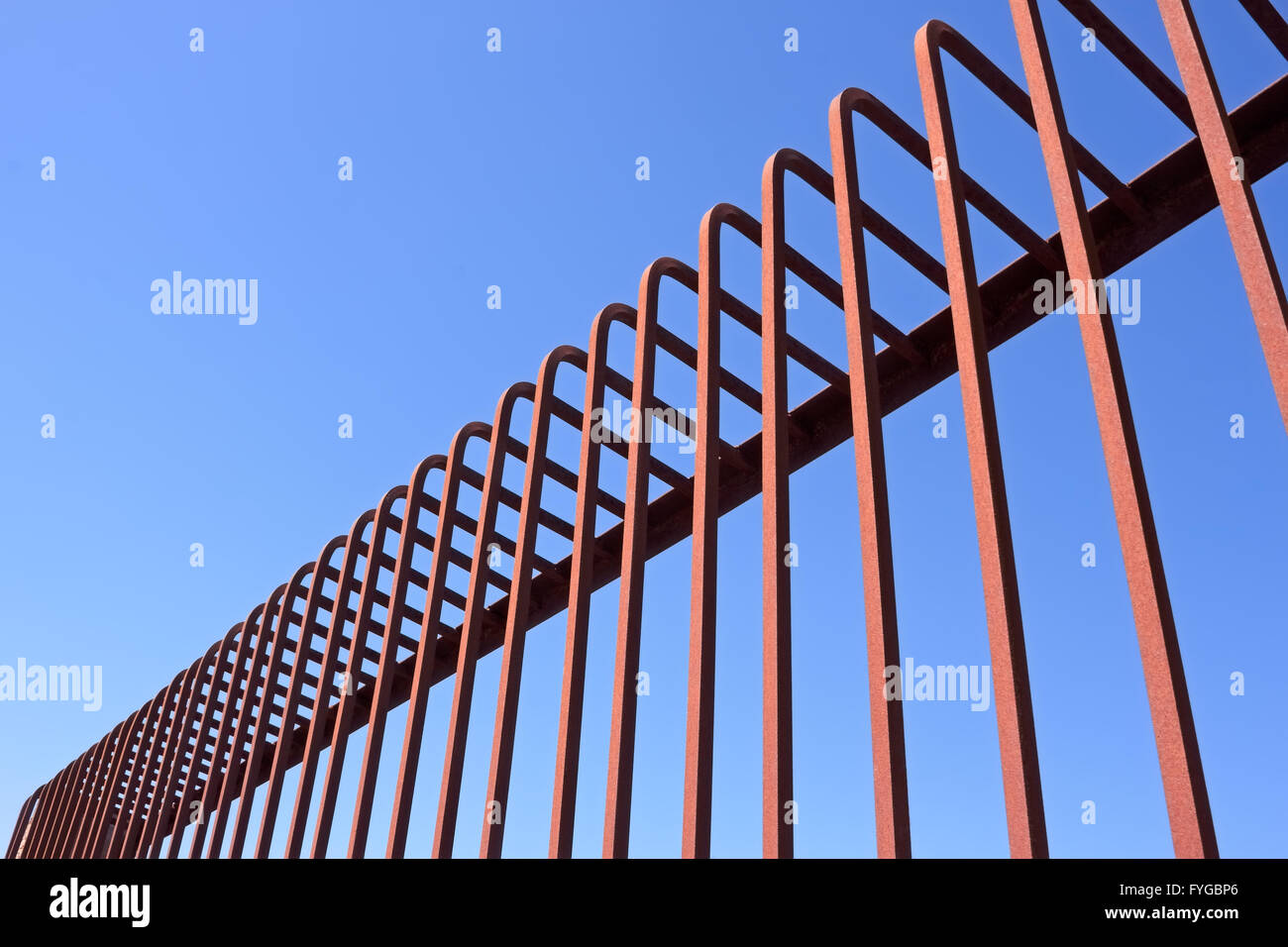 Zaun mit gebogenen Metallstangen Stockfoto
