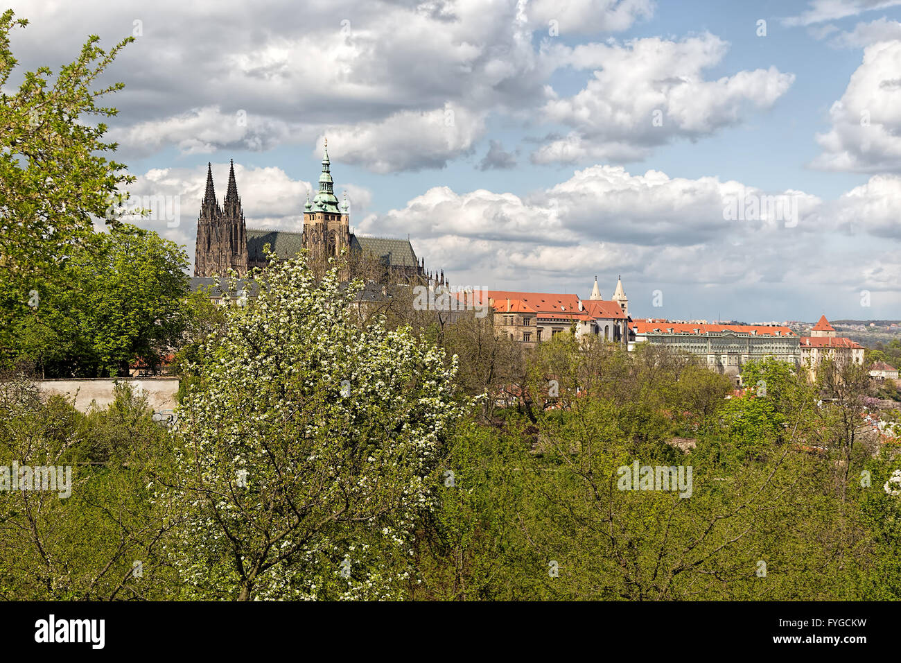 Frühling Prag Panorama von Prag Hügel mit Prager Burg und historischer Architektur. Konzept von Europa zu reisen, Besichtigung einer Stockfoto