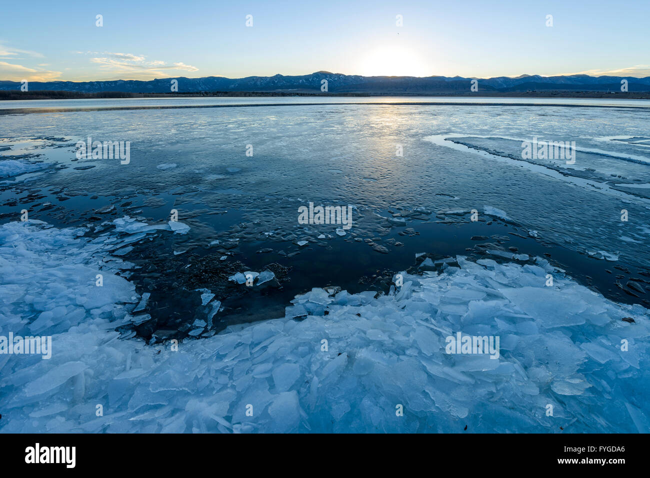 Spring Icy Lake - Sonnenuntergang Blick auf schmelzende Eis Bergsee. Stockfoto