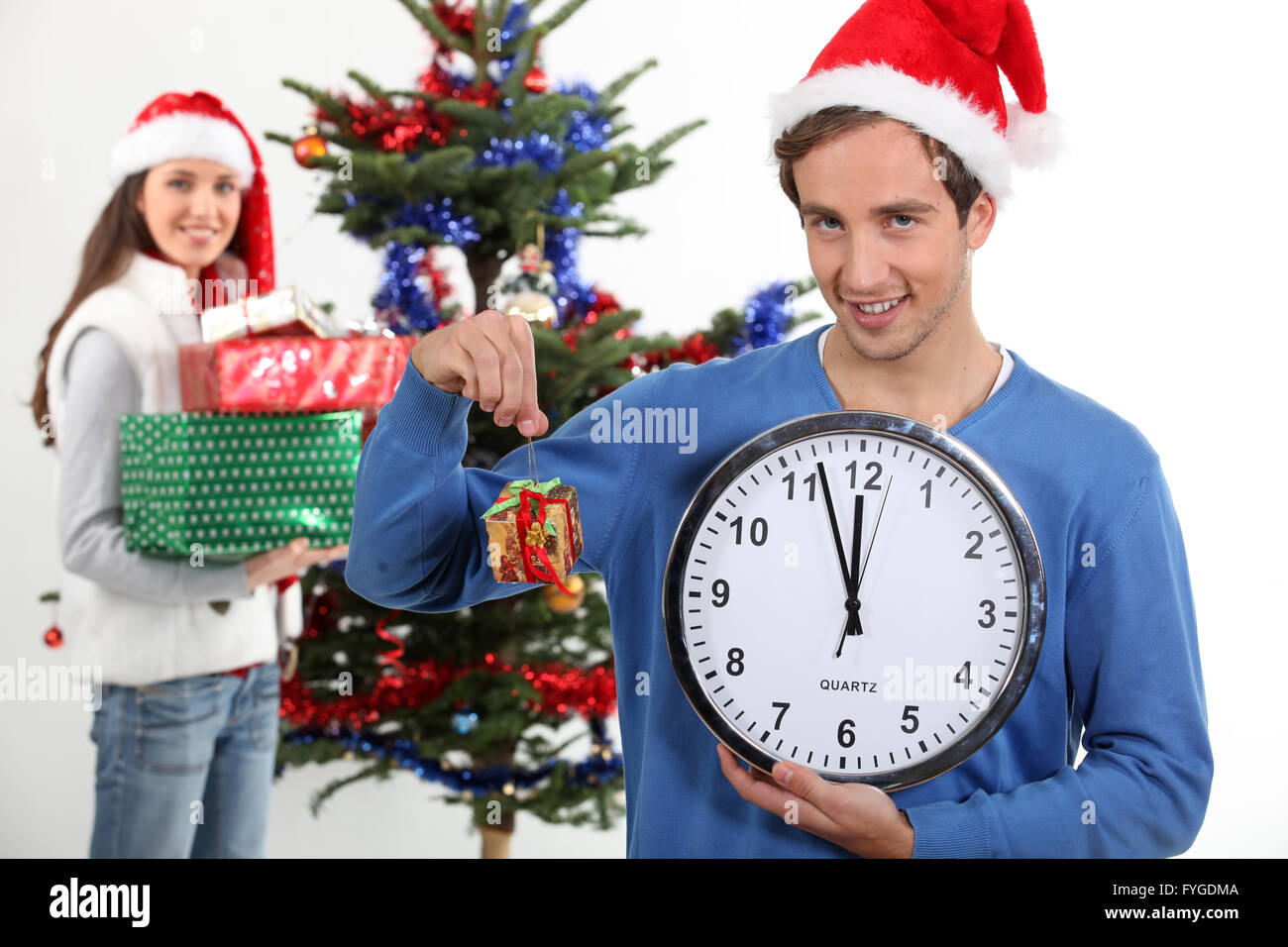 Junger Mann und junge Frau wartet auf Weihnachten Stockfoto