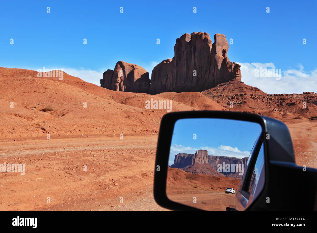 Das Monument Valley spiegeln sich in den Autospiegel Stockfoto