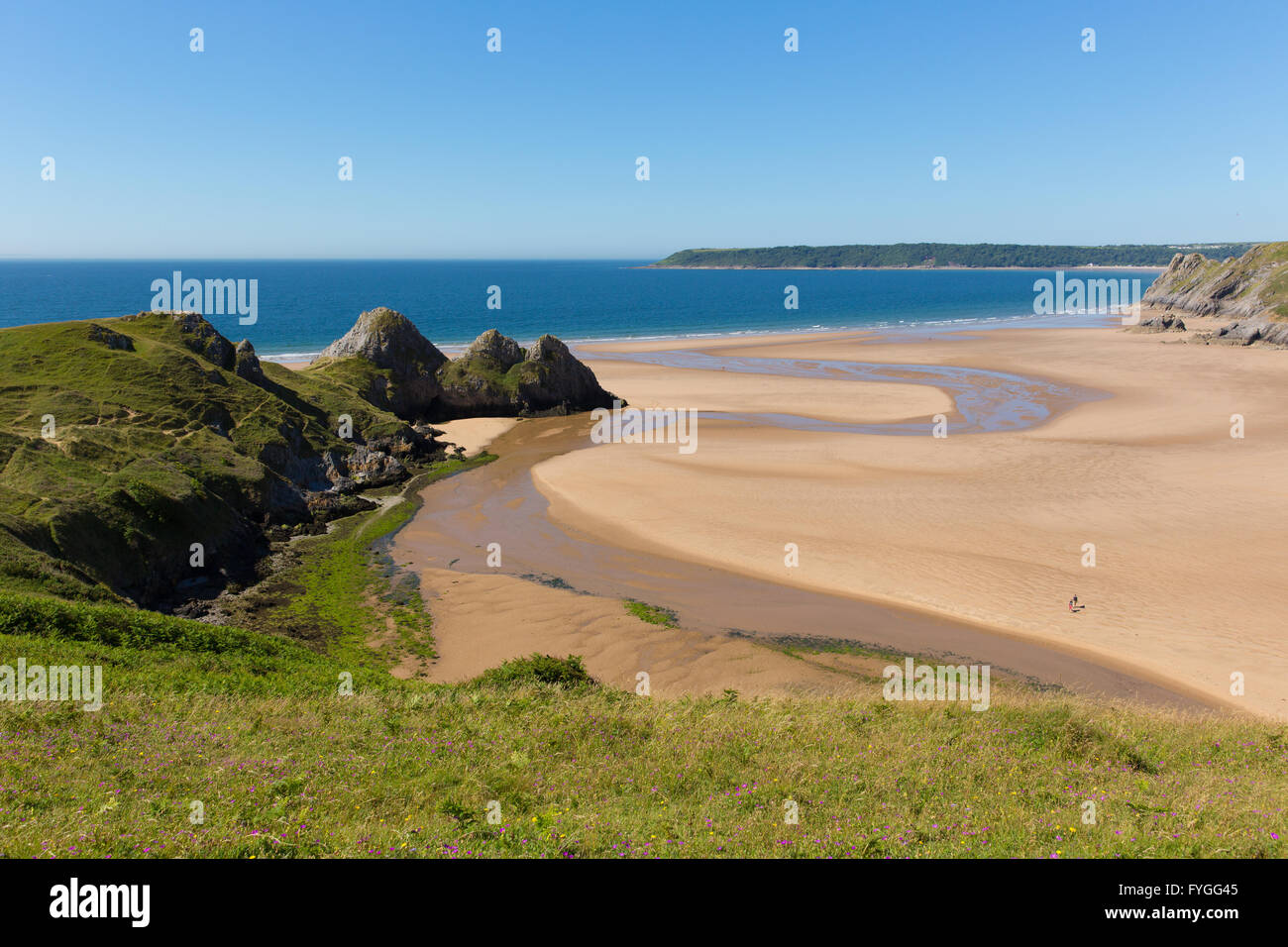 Wunderschöne Welsh coast Three Cliffs Bay die Gower Wales Großbritannien schöne Teil der Halbinsel im Sommersonnenschein Stockfoto Wunderschöne Welsh coast Three Cliffs Bay die Gower Wales Großbritannien schöne Teil der Halbinsel im Sommersonnenschein Stockfoto