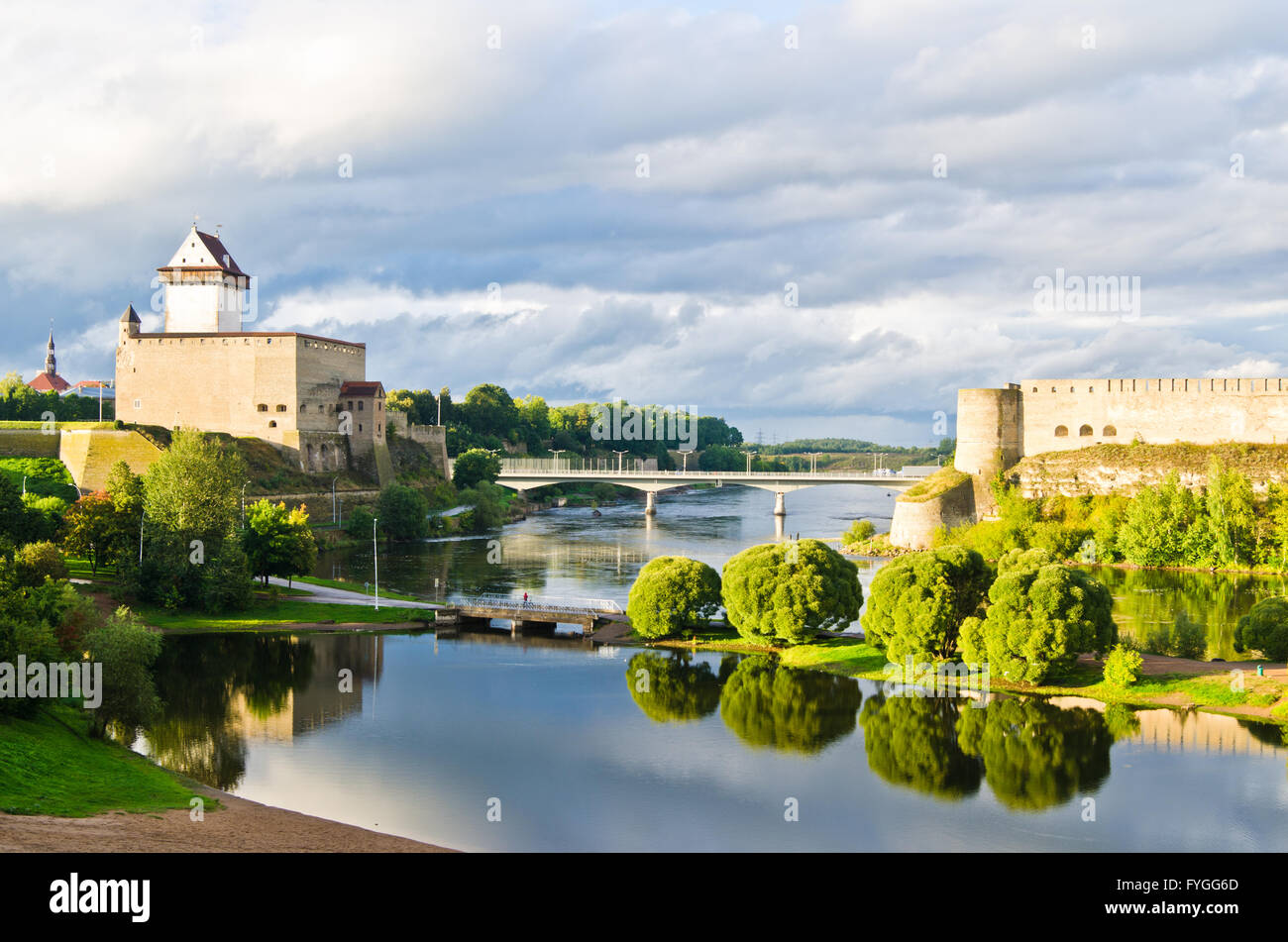 Zwei Türme an der Grenze zwischen Estland und Russland Stockfoto