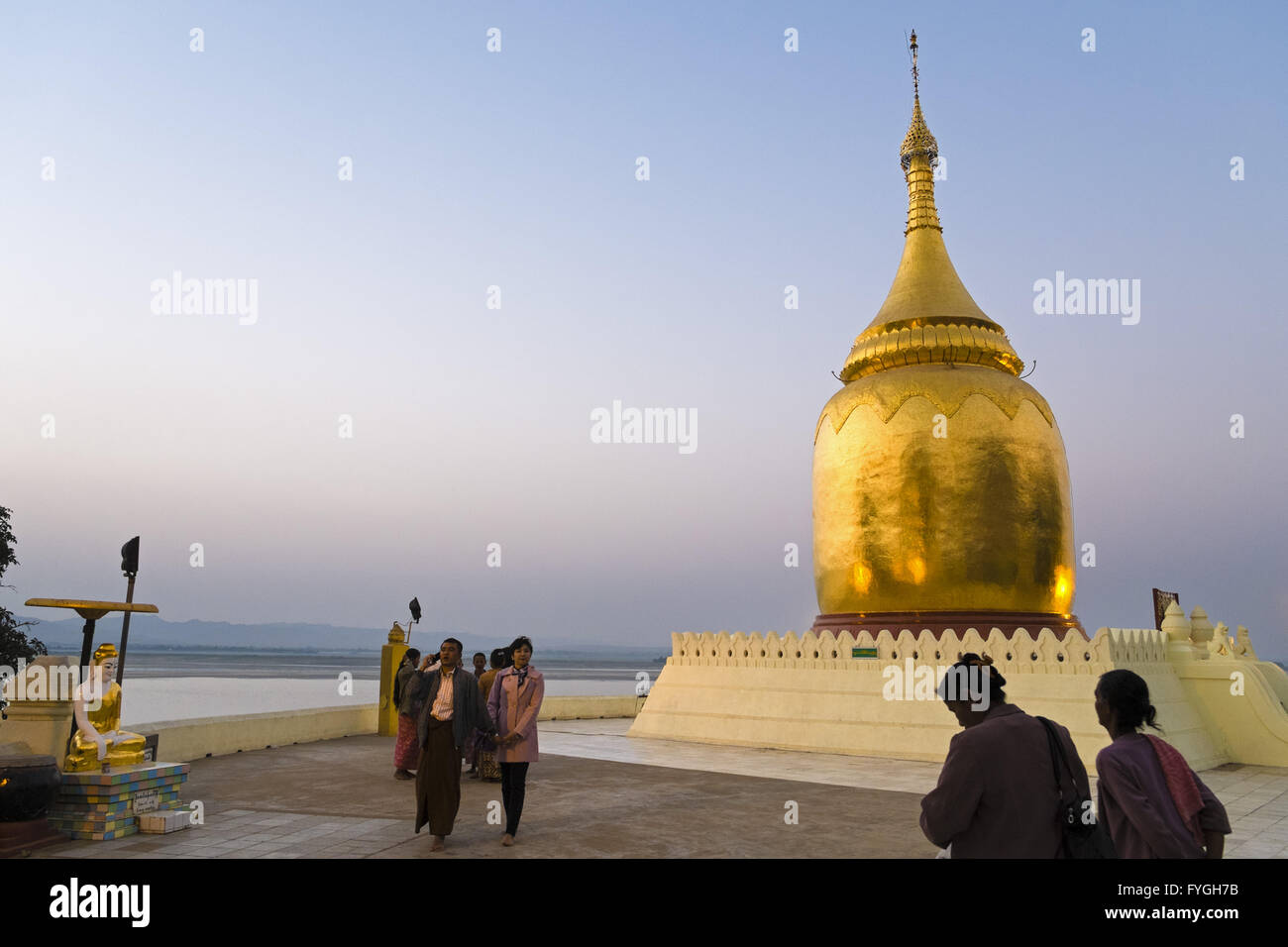 Bupaya Pagode am Ufer des Ayeyarwady Fluss Stockfoto