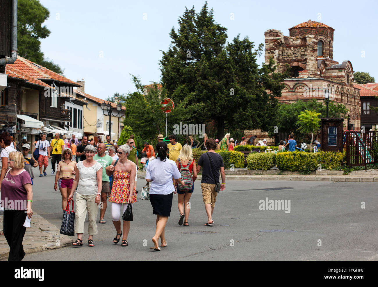 Nessebar, Bulgarien - 23.06.2013: Menschen besuchen die Altstadt am 23. Juni 2013 Tag von Nessebar, Bulgarien. Nessebar im Jahr 1956 wurde erklärt. Stockfoto
