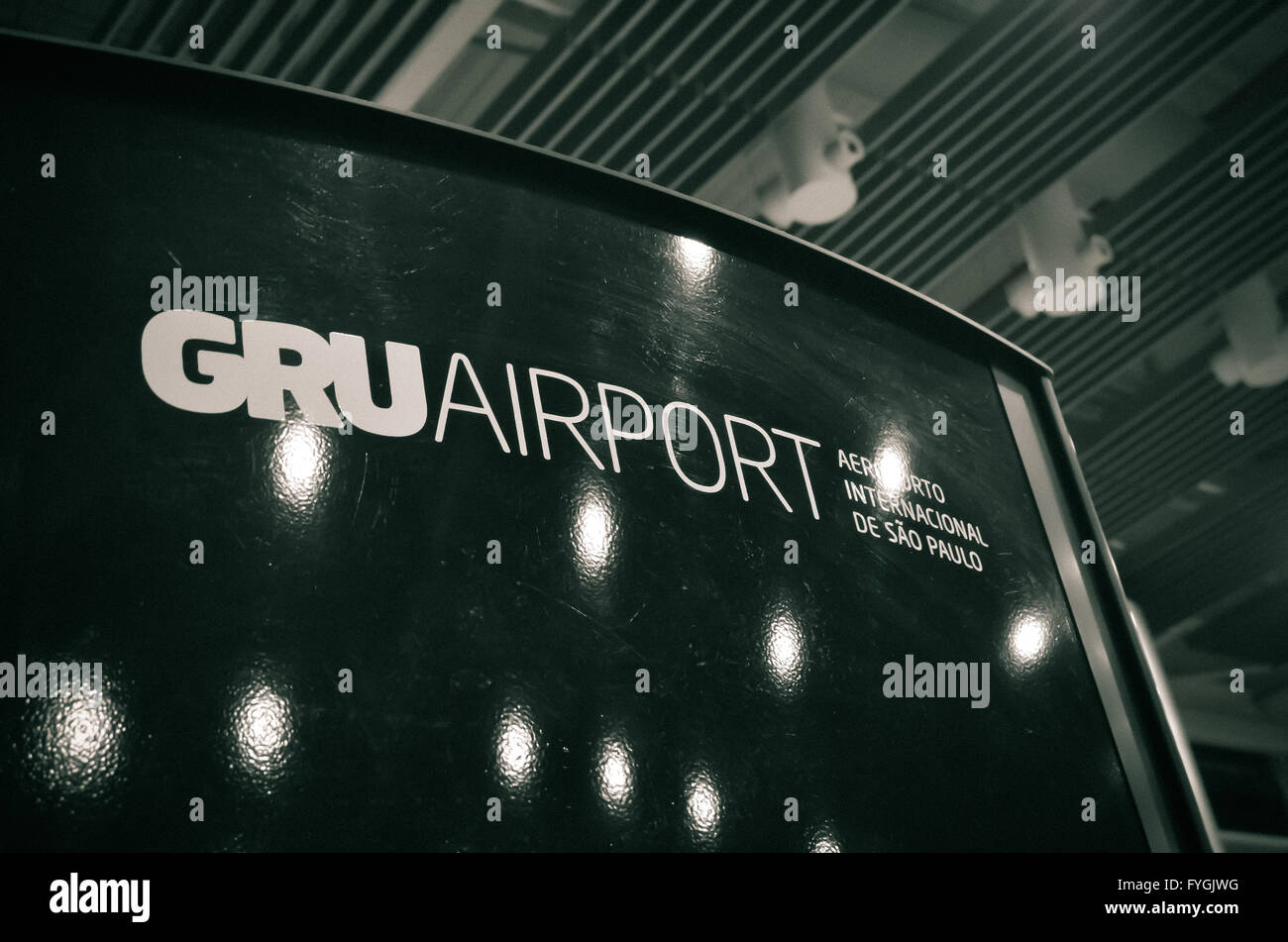 Melden Sie sich im Flughafen Guarulhos (GRU) in Sao Paulo, Brasilien. Stockfoto