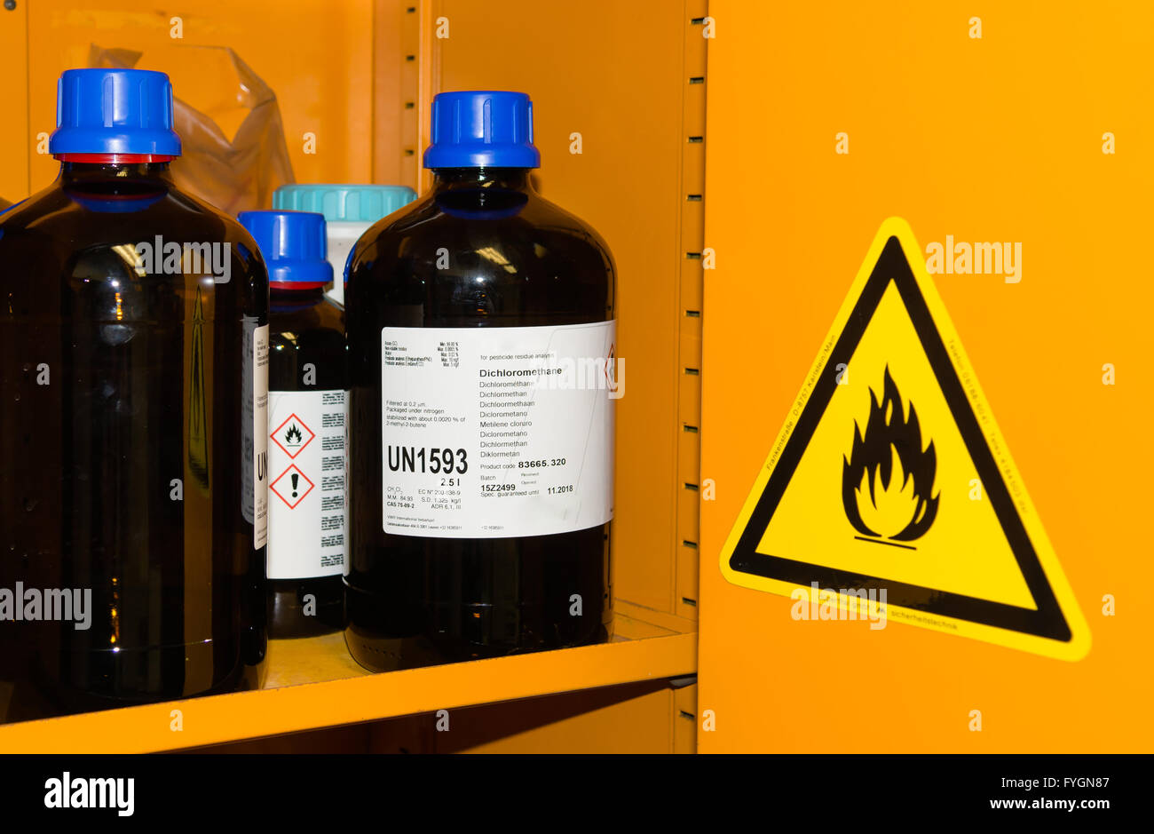 Brennbare Chemikalien in Schutz-Gehäuse Stockfoto
