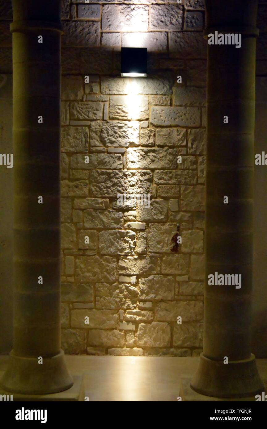 Zwei Spalten schadet ihr ein Hotel mit einer indirekten Beleuchtung Stockfoto