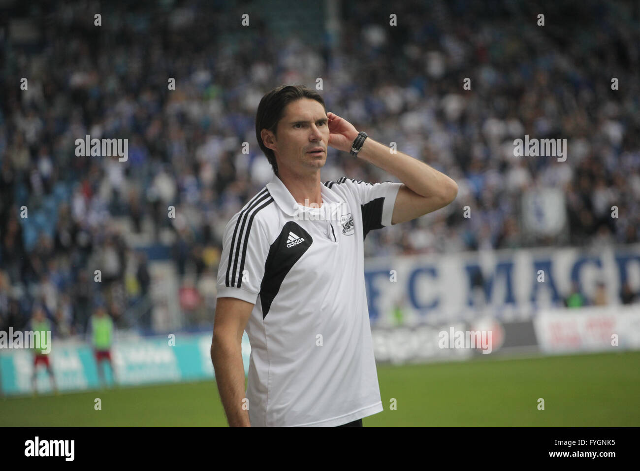 Cheftrainer Thomas BrdariÄ‡ von der TSG Neustrelitz in der Regionalliga - Spiel am 1.FC Magdeburg 29.9.2013 Stockfoto