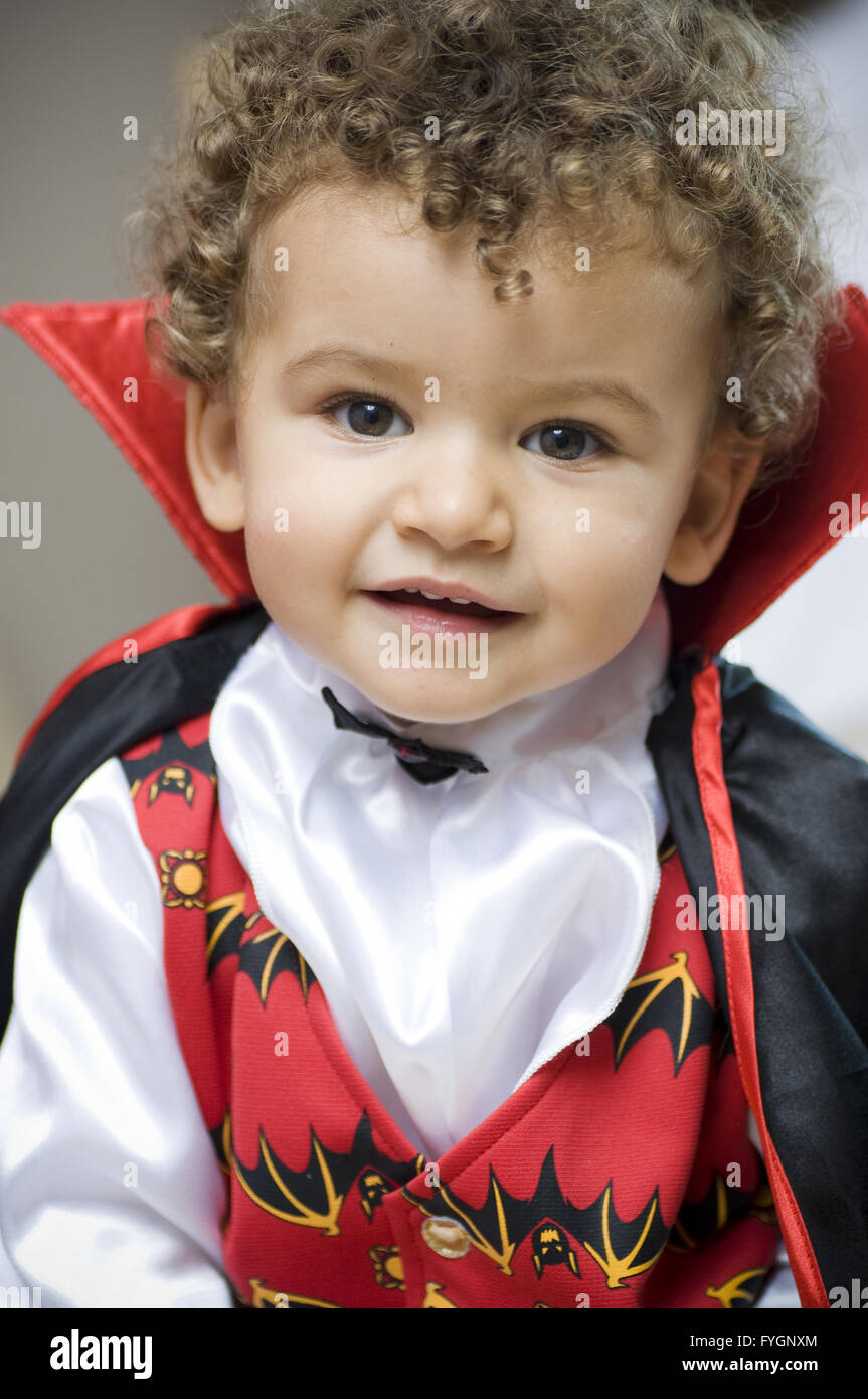 schöne blonder Junge gekleidet mit Vampir locken Stockfotografie - Alamy