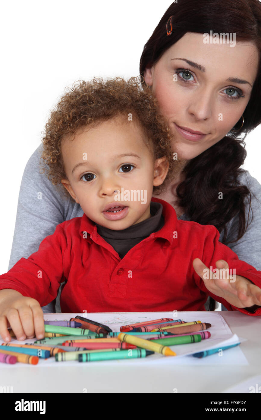 Porträt der jungen Mutter mit Mischenrennen Kinder zeichnen mit Wachs-sticks Stockfoto