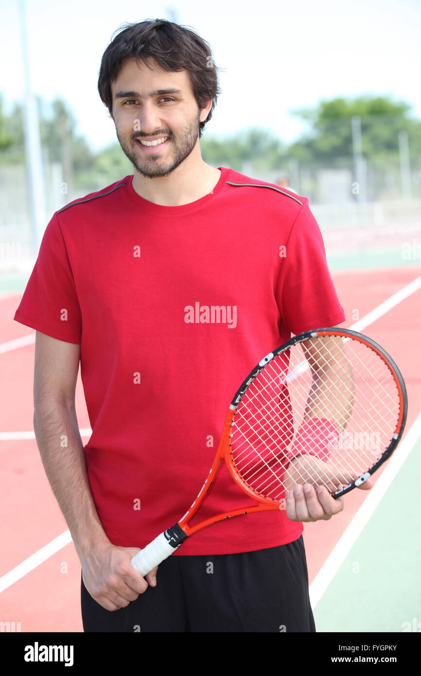 Lässige Tennisspieler stehen auf einem Hartplatz Stockfoto