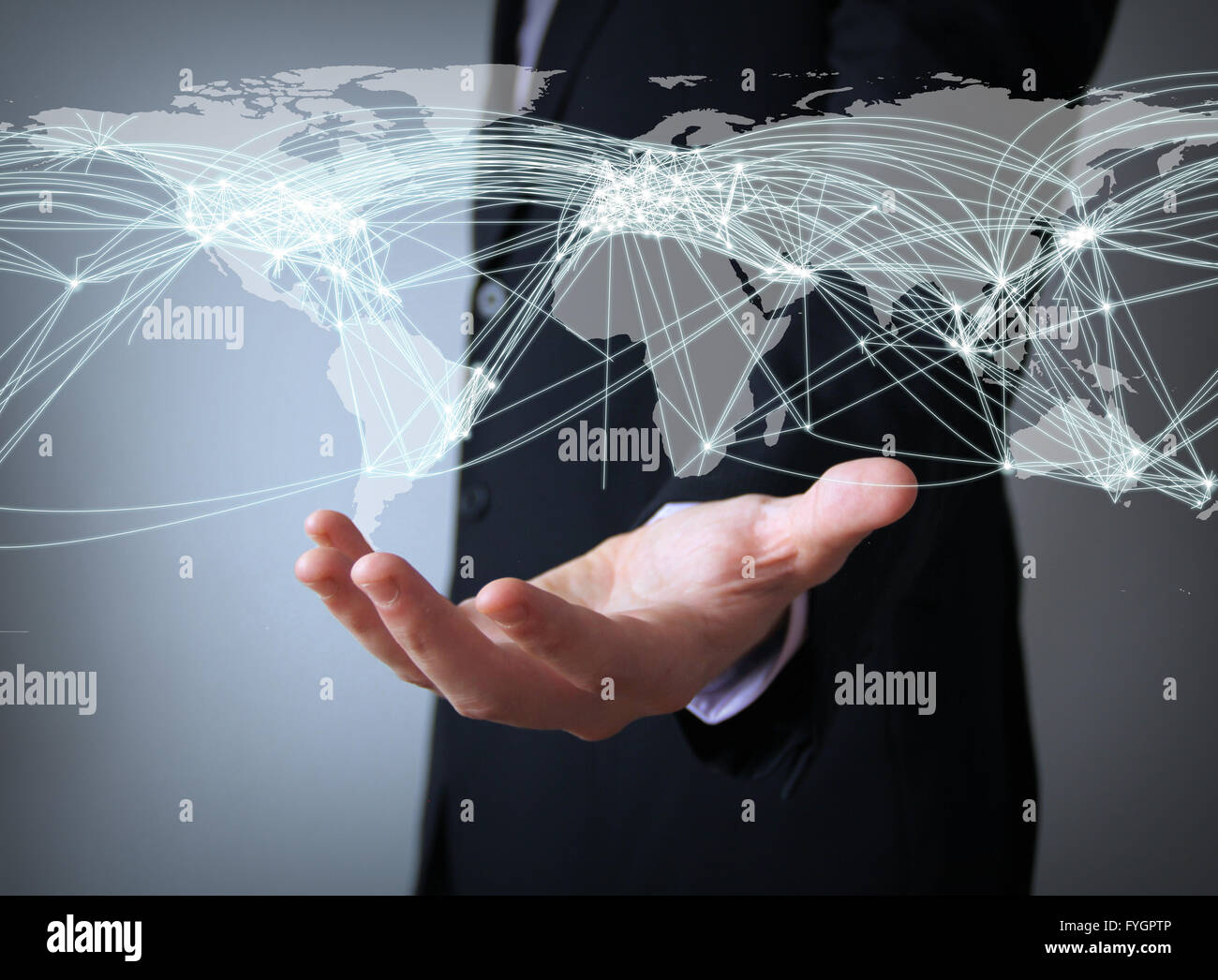 Luft-Verkehrskonzept: Welt Verbindungen Karte über Geschäftsmann Hand Stockfoto