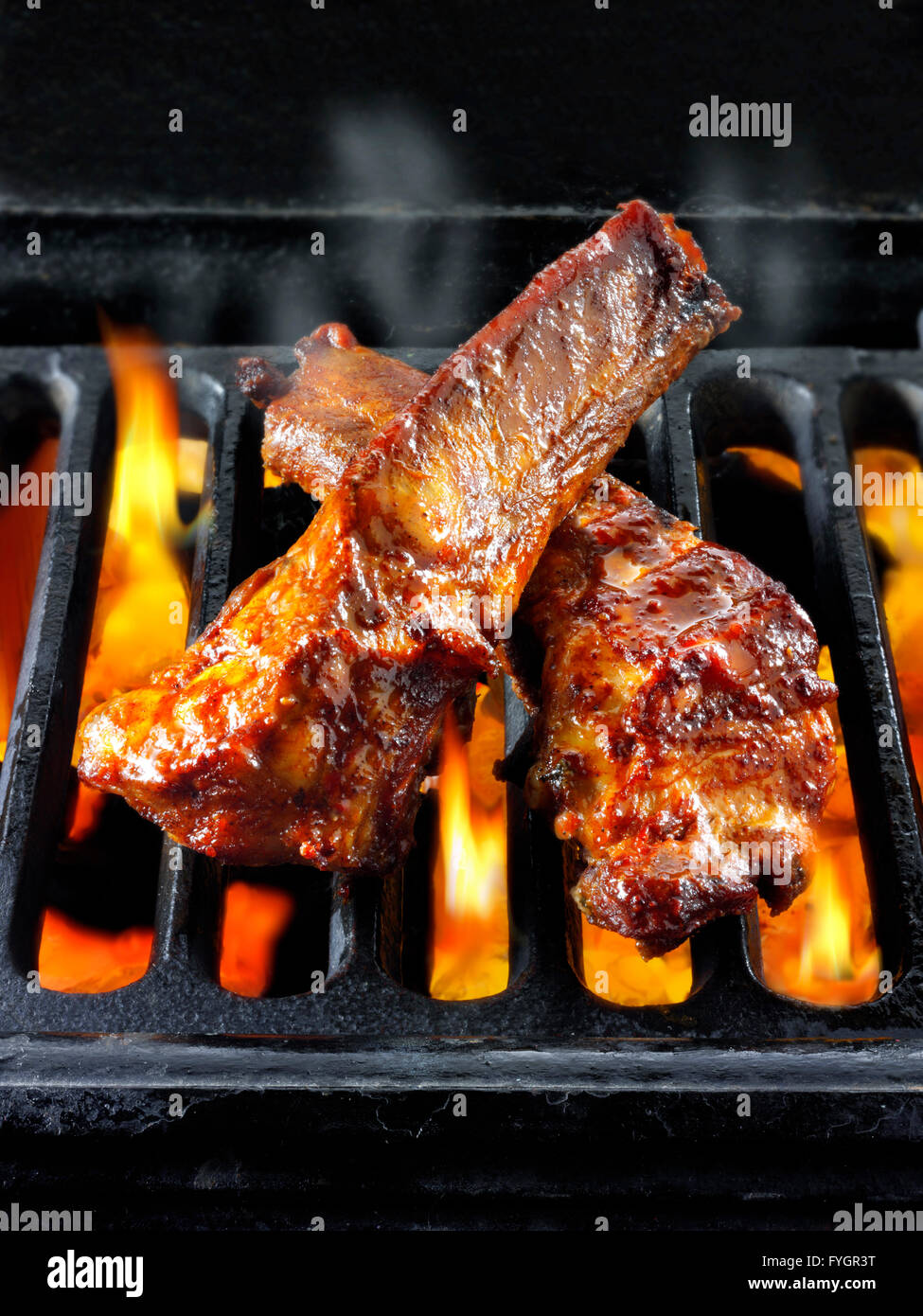 BBQ (Barbecue) Rippchen gekocht wird über offenem Feuer von heißen Kohlen Stockfoto