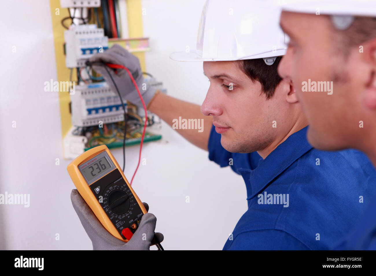 Zwei Techniker prüfen elektrische Ausrüstung Stockfoto
