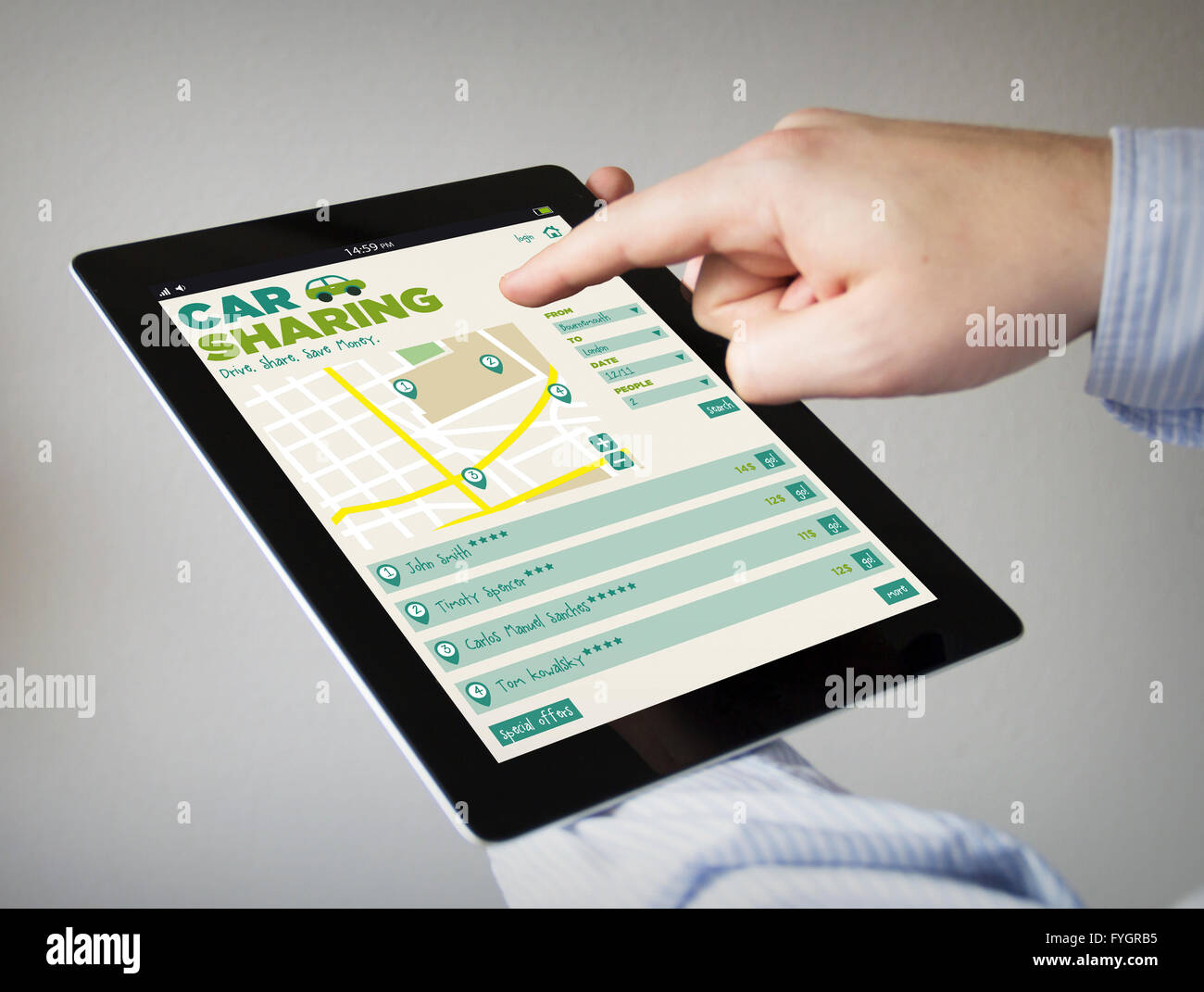 neue Technologien und Reisekonzept: Hände mit Touchscreen-Tablet mit Car-sharing-Website auf dem Bildschirm. Die Bildschirmgrafik sind m Stockfoto