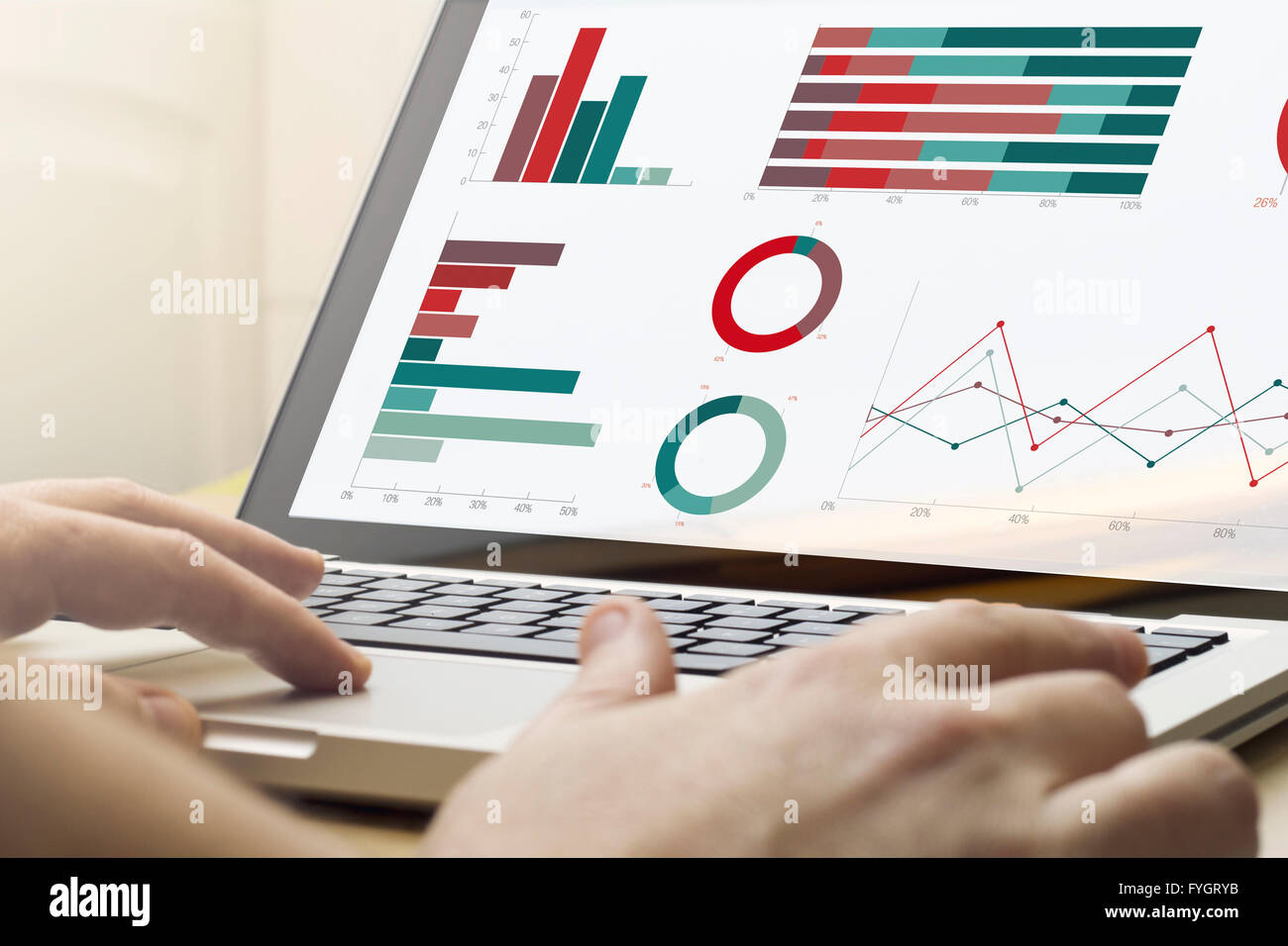 Online-Business-Konzept: Mann mit einem Laptop mit Grafiken auf dem Bildschirm. Die Bildschirmgrafik bestehen. Stockfoto