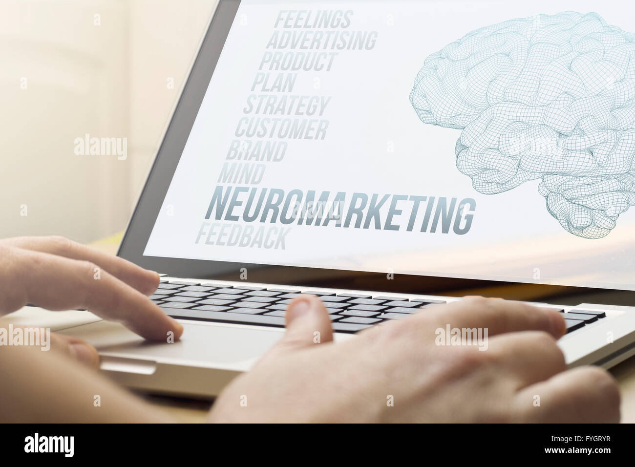 modernes Marketing-Konzept-Konzept: Mann mit einem Laptop mit Neuromarketing auf dem Bildschirm. Die Bildschirmgrafik bestehen. Stockfoto