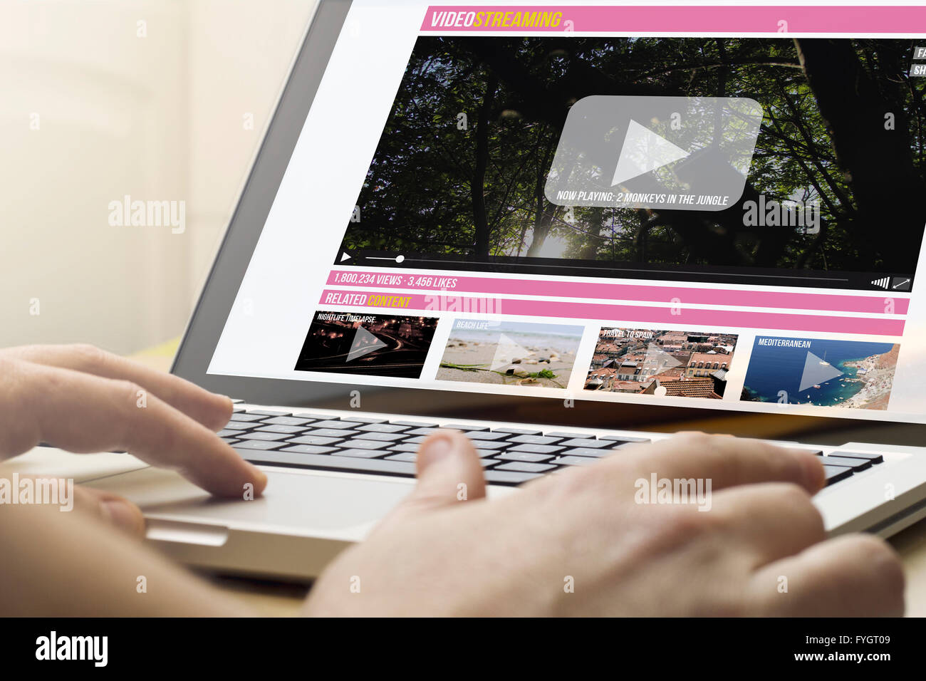 Online-Streaming-Konzept: Mann mit einem Laptop mit Online-Streaming-Website auf dem Bildschirm. Die Bildschirmgrafik bestehen. Stockfoto