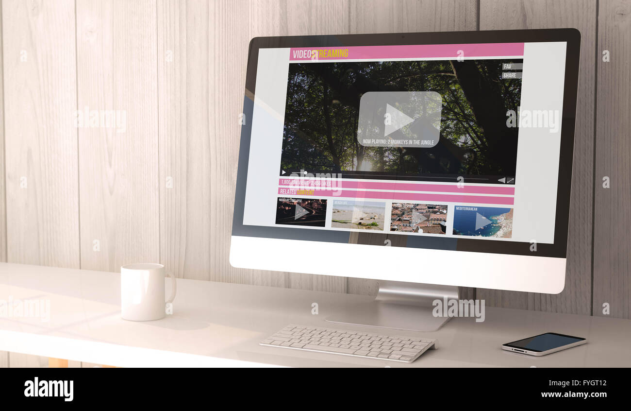 Digital Render erzeugt Arbeitsbereich mit Video-Streaming-Website auf dem Bildschirm des Computers und Smartphone. Alle Bildschirm Grafiken ar Stockfoto