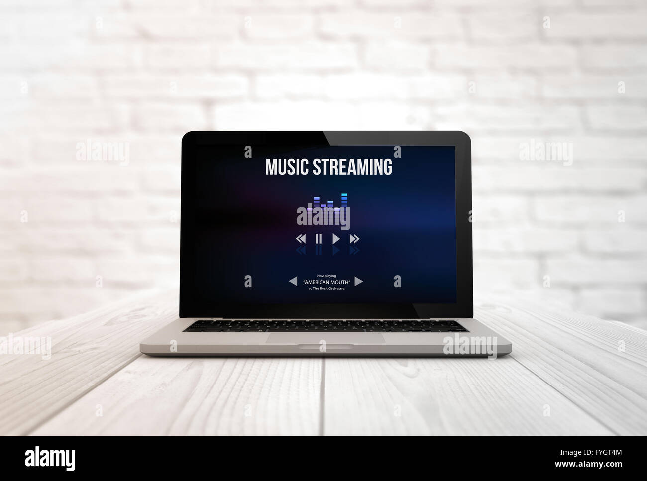 Streaming-Konzept: Laptop auf einem Holztisch mit Musik-streaming Digital generiert. Die Bildschirmgrafik bestehen. 3D Fittings Stockfoto