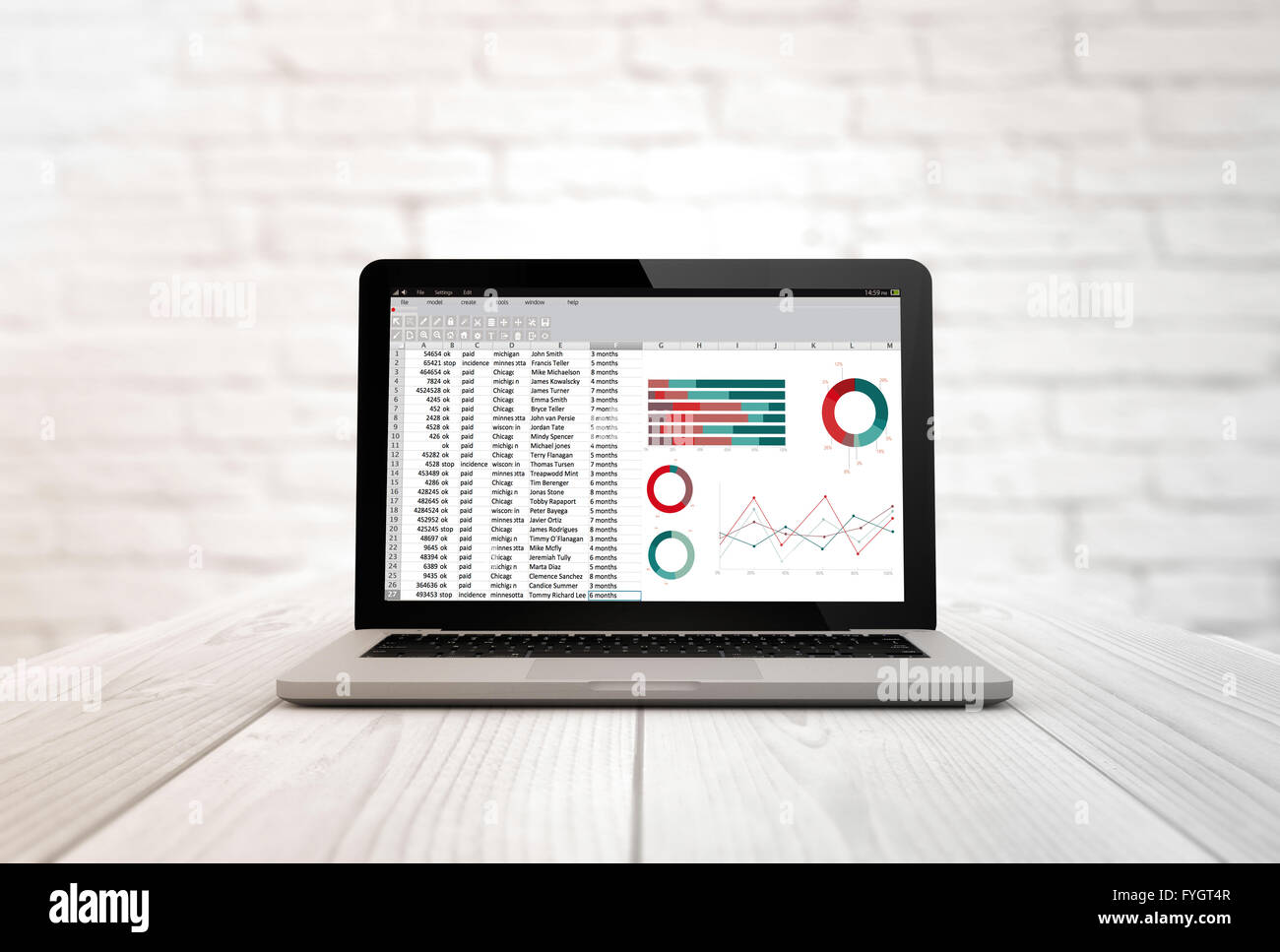 Energyconcept: Laptop auf einem Holztisch mit vollem Akku Digital generiert. Die Bildschirmgrafik bestehen. Stockfoto
