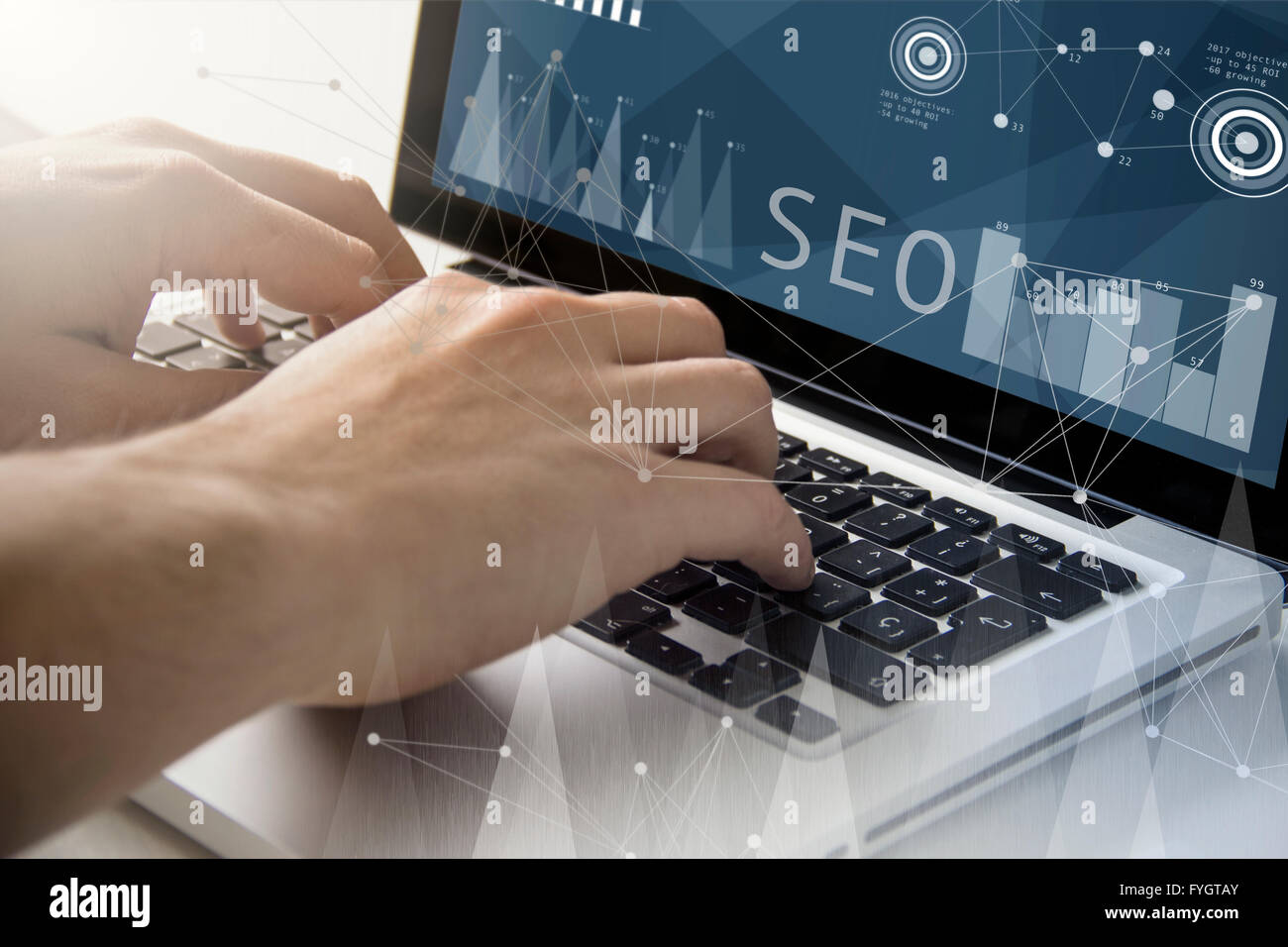 Technologie- und Business-Konzept: Mann mit einem Laptop mit Seo-Software auf dem Bildschirm. Alle Bildschirm-Grafiken bestehen. Stockfoto