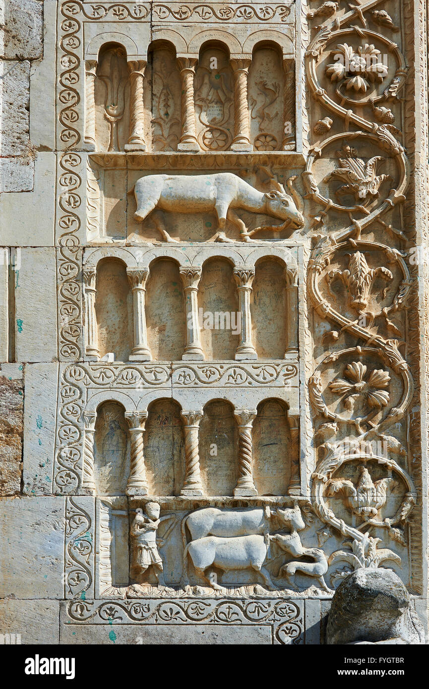 Skulpturen an der 12. Jh. romanische Fassade der Chiesa di San Pietro extra Moenia (St Peters), Spoleto, Italien Stockfoto