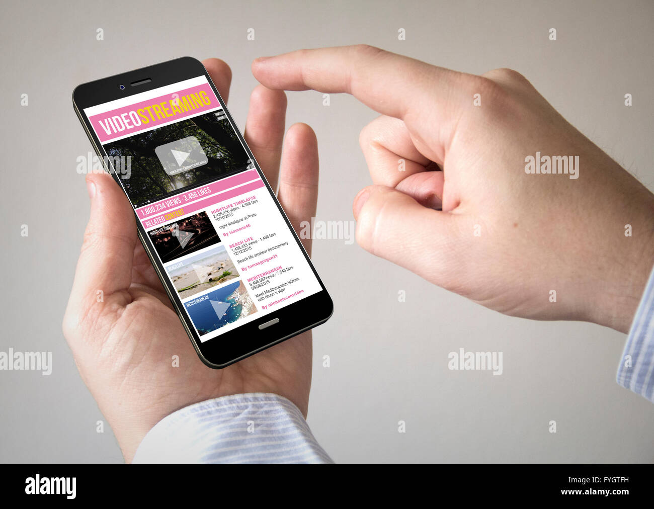 Nahaufnahme des Mannes mit 3d generierte mobile Smartphone mit video-streaming auf dem Bildschirm. Die Bildschirmgrafik bestehen. Stockfoto