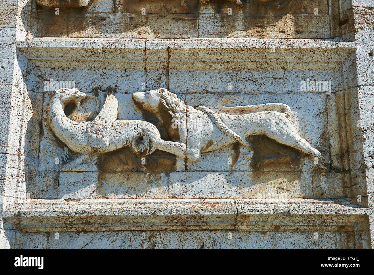 Skulptur eines Löwen und Greif auf das 12. Jahrhundert romanische Chiesa di San Pietro extra Moenia (St Peters), Spoleto Stockfoto