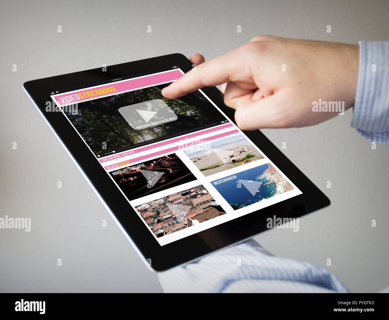 neue Technologien-Konzept: Hände mit Touchscreen-Tablet mit Video-Streaming-Website auf dem Bildschirm. Die Bildschirmgrafik bestehen. Stockfoto
